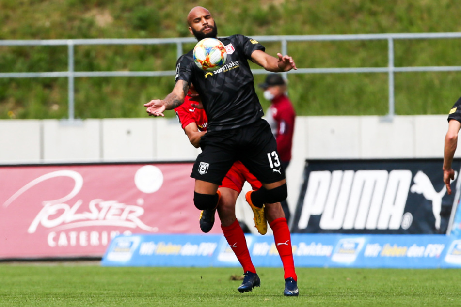 Der Hallesche FC will Terrence Boyd (vorne) unbedingt halten. In der Vorsaison hatte er mit 14 Toren und elf Vorlagen in 33 Liga-Einsätzen großen Anteil am Klassenerhalt seines Vereins.