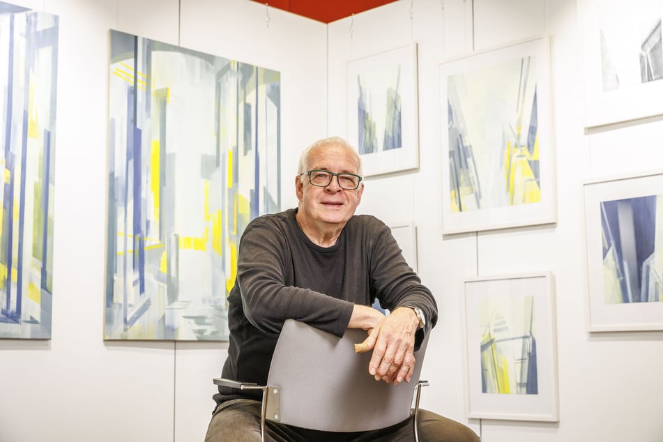 Thomas Hellinger (69) inmitten seiner abstrakten Arbeiten (Öl auf Papier), die auf der Künstlermesse ab 550 Euro erworben werden können.