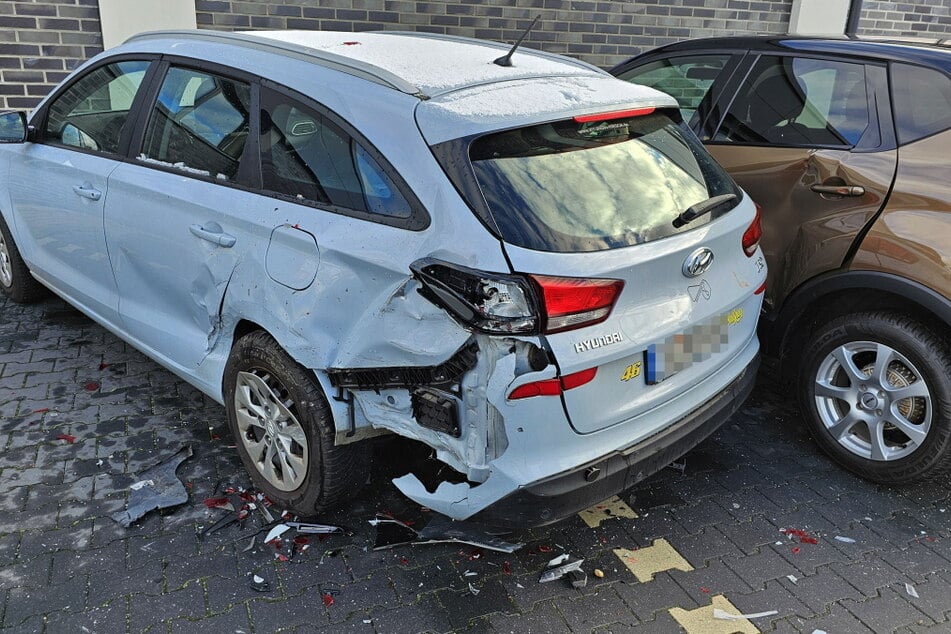 Ein Rentner (88) hatte die Kontrolle beim Ausparken über sein Auto verloren.