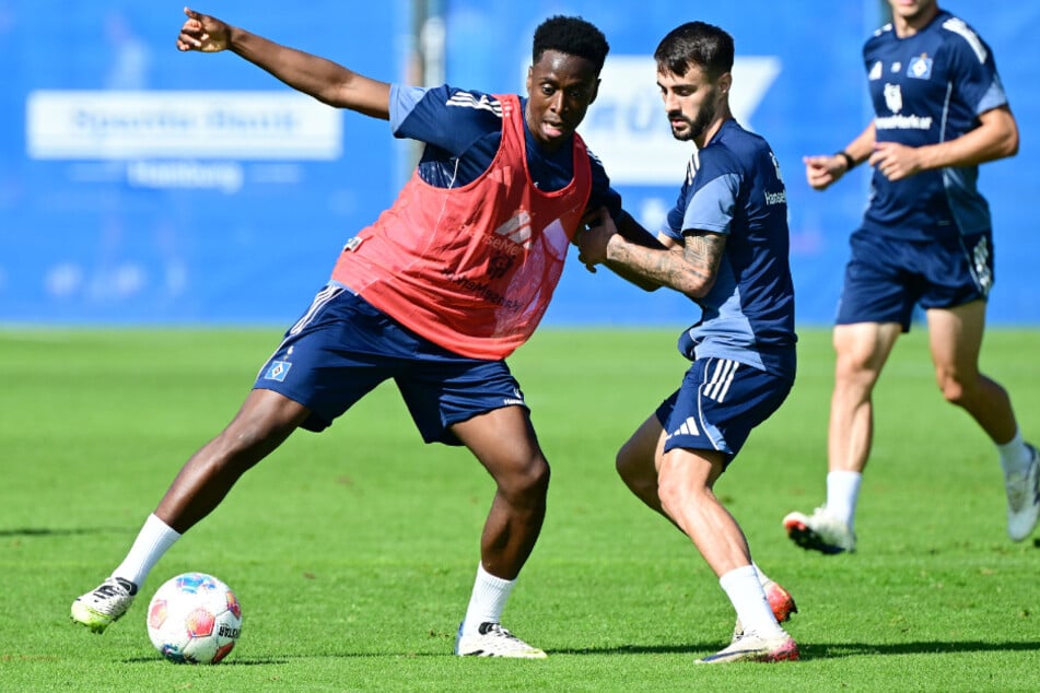 Die beiden Star-Neuzugänge Albert Sambi Lokonga (25, l.) und Fábio Vieira (25) waren am Dienstag erstmals beim HSV-Training dabei.