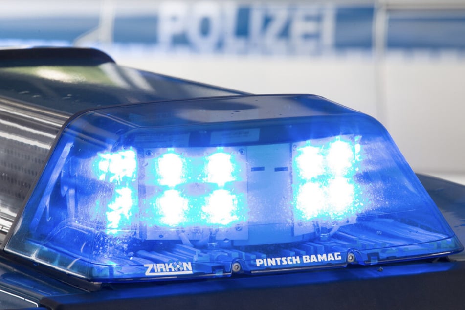 Einem Vater und seinem Sohn wurden ihre Fanschals entwendet. Die Polizei ermittelt. (Symbolfoto)