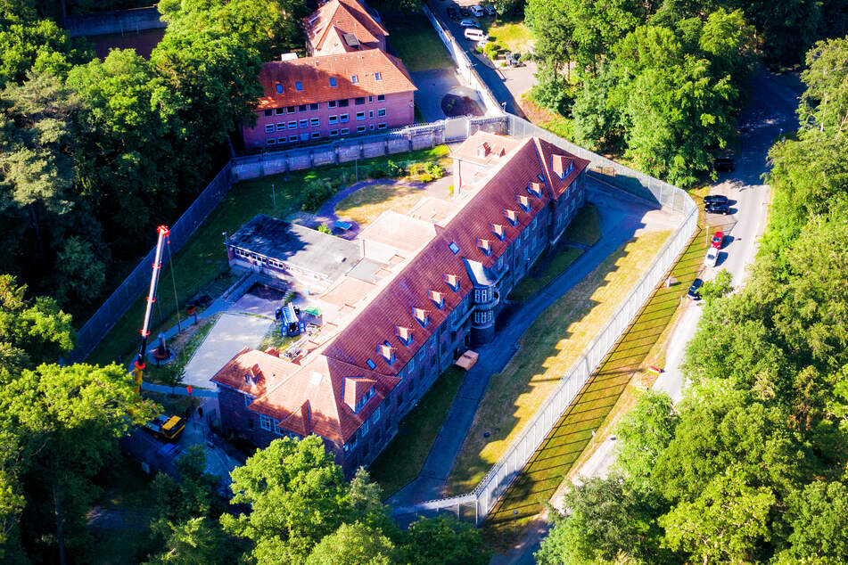 Mit einem Küchenmesser nötigen die beiden Insassen der forensischen Psychiatrie Bedburg-Hau einen Pfleger dazu, ihnen die Tür zu öffnen.