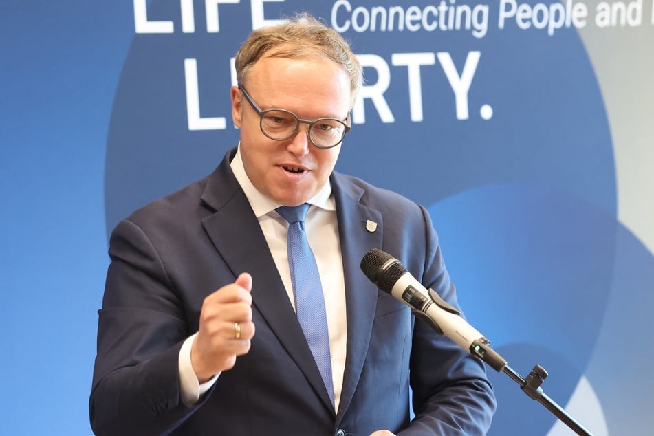 Thüringens Ministerpräsident Mario Voiht (49, CDU) kann kein Professor mehr an einer privaten Hochschule in Berlin.
