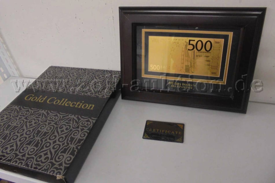Eine vergoldete 500 Euro-Banknote mit Echtheitszertifikat gehört ebenfalls zu den Auktionsstücken.