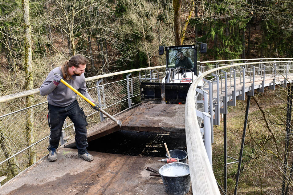 Ein Arbeiter entfernt die alte Bitumen-Schwarzdecke. Bis Ende des Jahres soll die Zeisiggrundbrücke wieder offen sein.