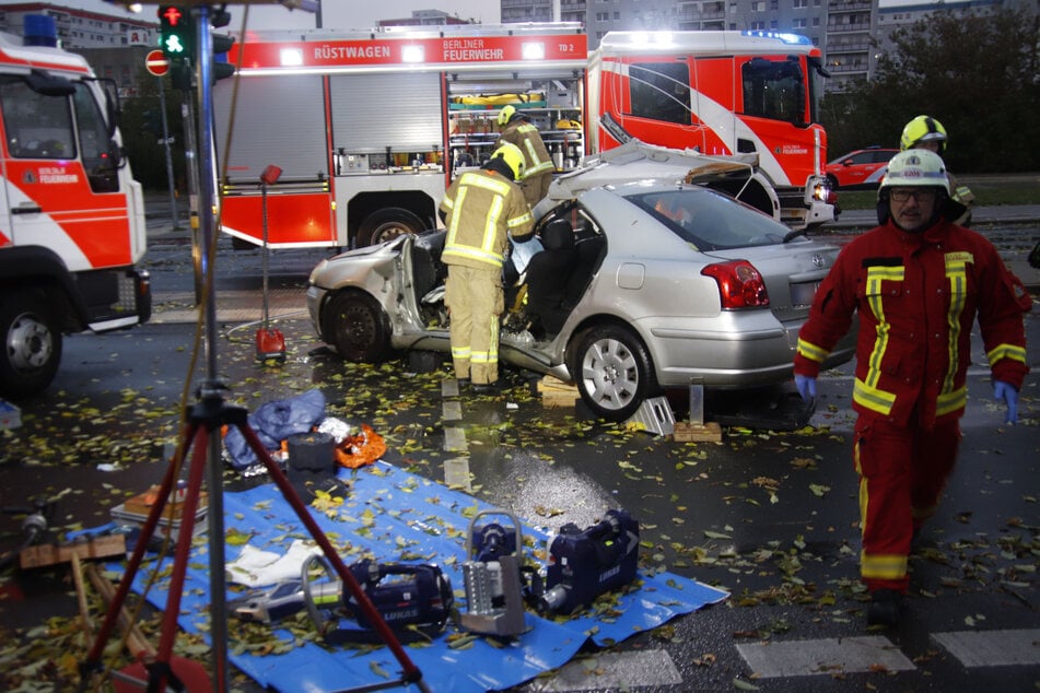 In Berlin-Hellersdorf krachten zwei Autos ineinander.