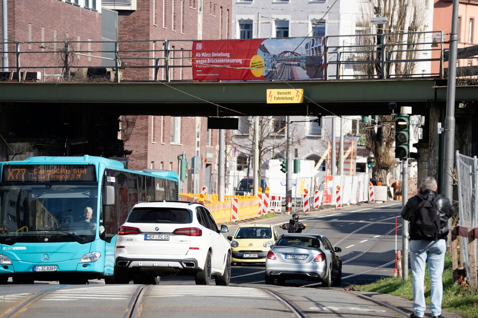 Die Bahnbrücke zwischen Breslauer Straße und Oppenheimer Landstraße soll neu gebaut werden.