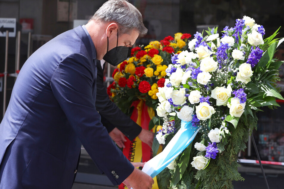 Bayerns Ministerpräsident Markus Söder (54, CSU) gedenkt in der Würzburger Innenstadt der Opfer einer Messerattacke.