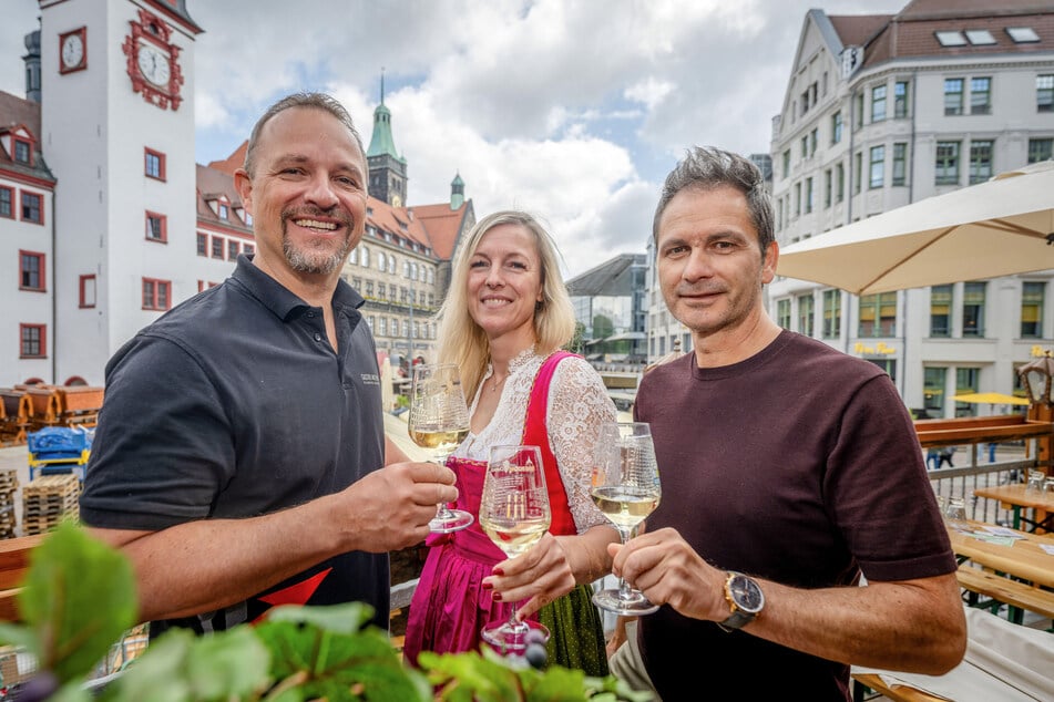 Die Veranstalter André Gruhle (v.l.), Katrin Reichelt und Sven Hertwig freuen sich aufs Weinfest.