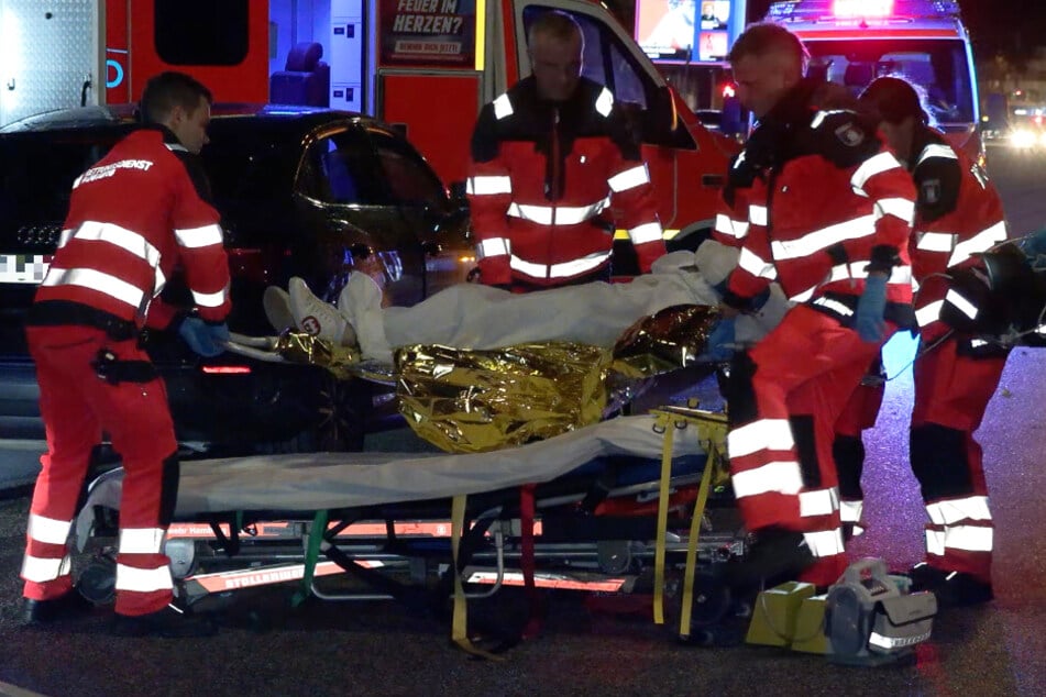 Schlimme Szenen: Mann tritt auf Fahrbahn und wird von Audi erfasst