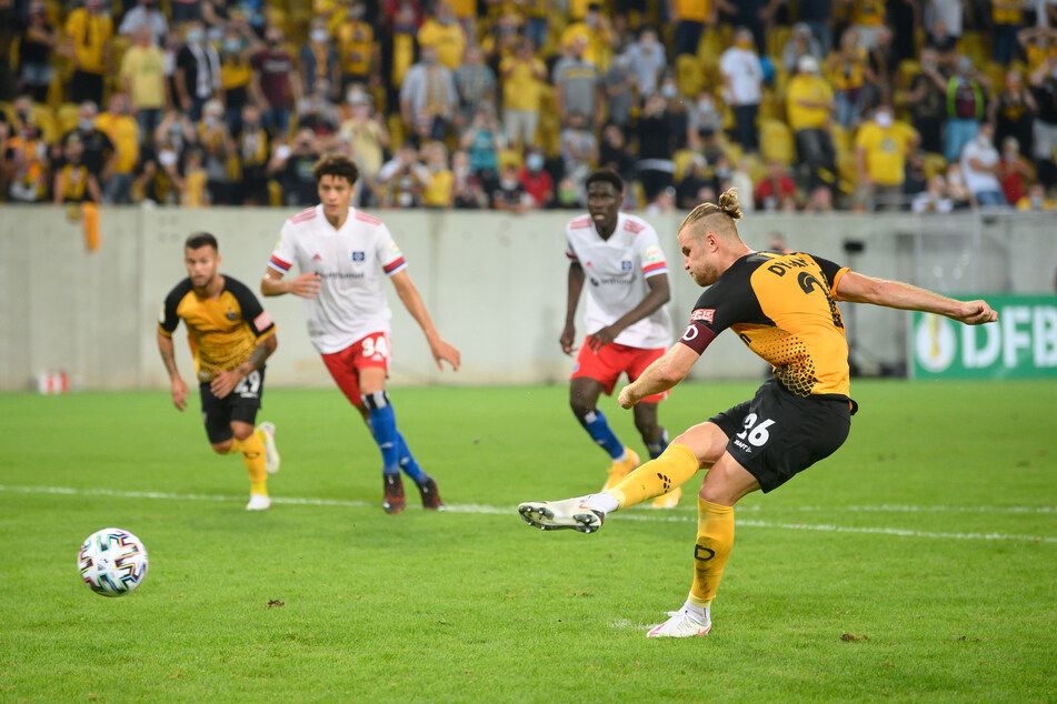 Sebastian Mai machte in der Nachspielzeit mit seinem Treffer zum 4:1 den Deckel drauf und den Sieg perfekt. Die Stimmung im Rudolf-Harbig-Stadion am Siedepunkt.