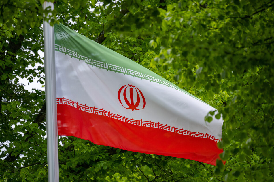 Die iranische Flagge weht vor der Iranischen Botschaft in Berlin.