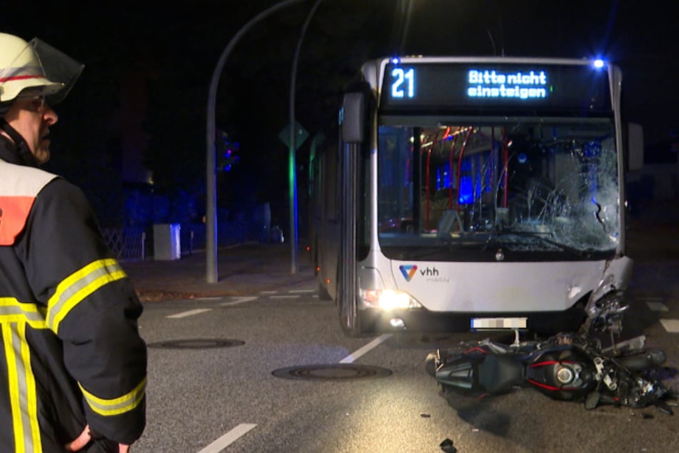Busfahrer übersieht Biker: Mann erleidet mehrere Knochenbrüche