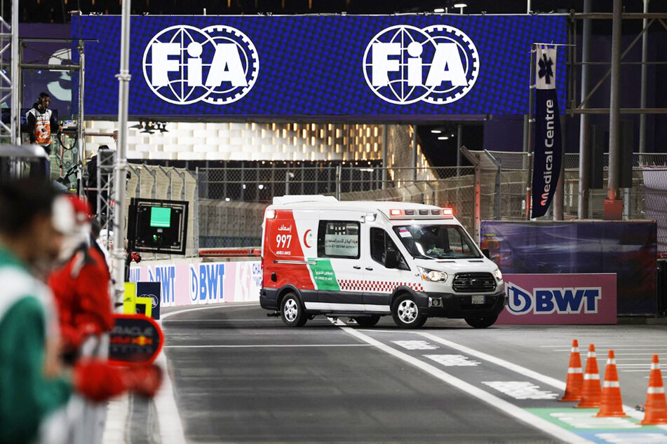 Ein Krankenwagen brachte Schumacher nach dem Crash ins Medical Center.