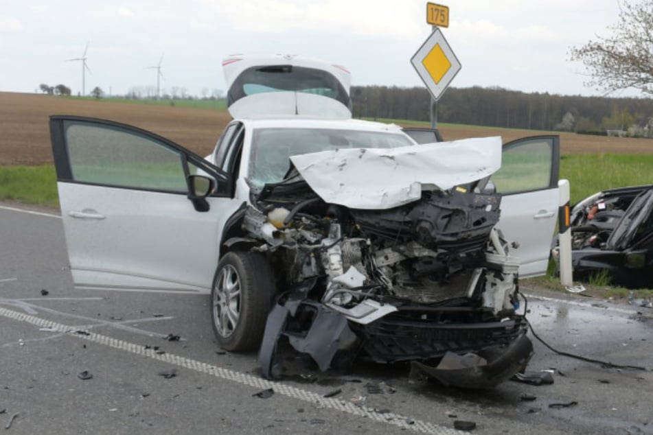 Frontal-Crash in Mittelsachsen: Renault Clio kracht in Pick-up