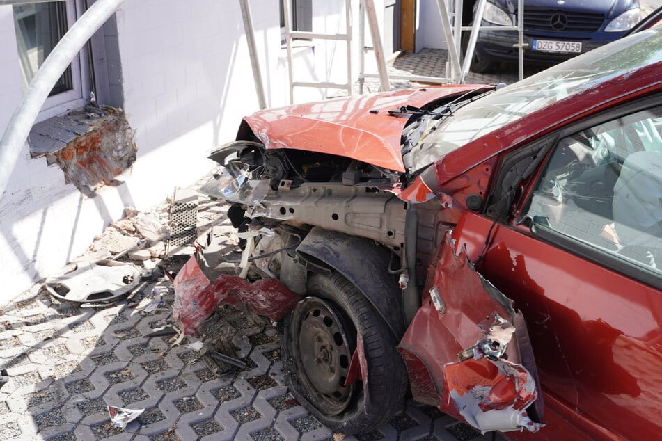 Auto und Hauswand wurden durch den heftigen Aufprall schwer beschädigt.
