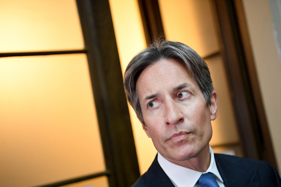Der Hauptangeklagte Karl-Heinz Grasser, ehemaliger österreichischer Finanzminister, steht nach der Urteilsverkündung im Landgericht.