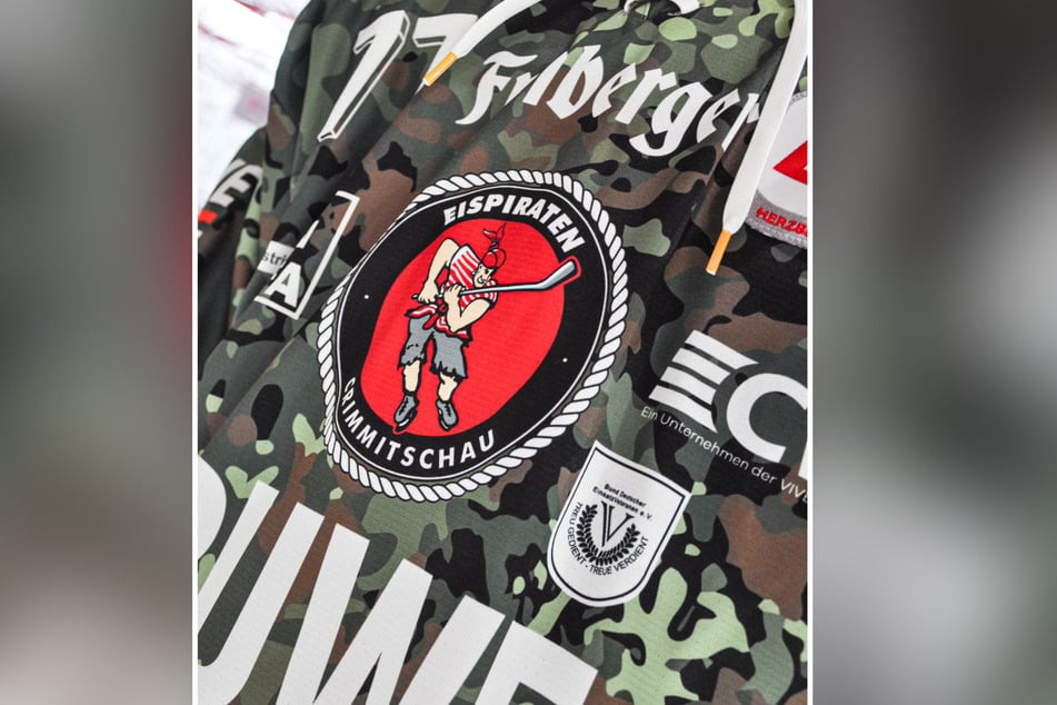 Das Heimspiel am Sonntag bestreiten die Eispiraten in einem Camouflage-Jersey, das anlässlich des Veteranen-Tages angefertigt wurde.