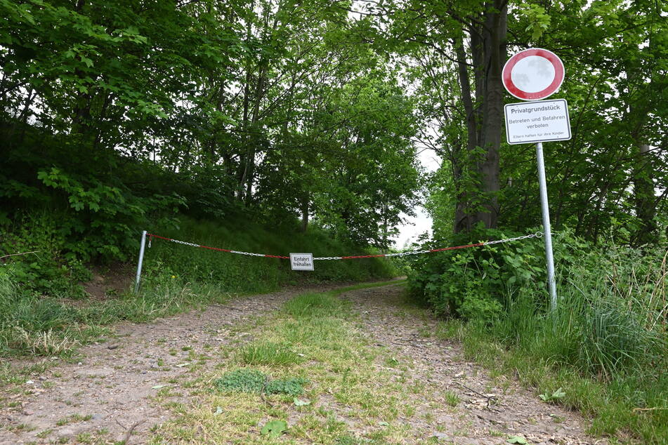 Diesen ehemals öffentlichen Weg nach Wittgensdorf hat der Besitzer kürzlich sperren lassen.