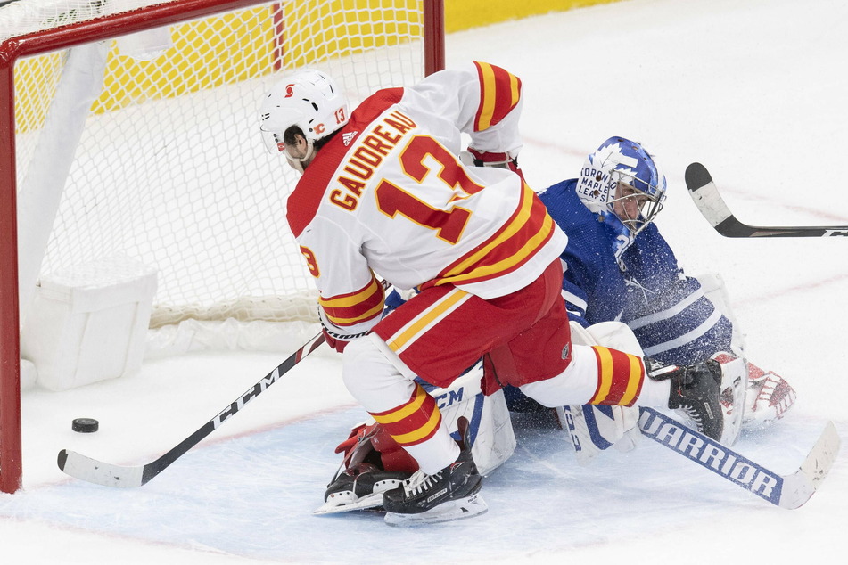 Calgary Flames Johnny Gaudreau (13) scores the game winning goal on Toronto Maple Leafs goaltender David Rittich (33) in overtime
