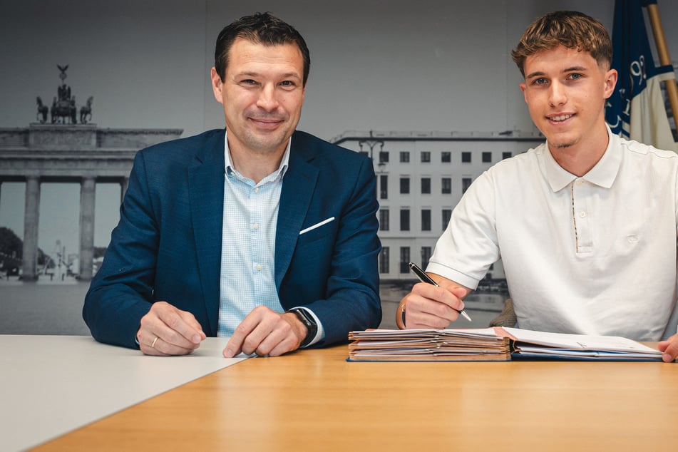 Oliver Rölke (19, r.) unterschreibt bis 2027.