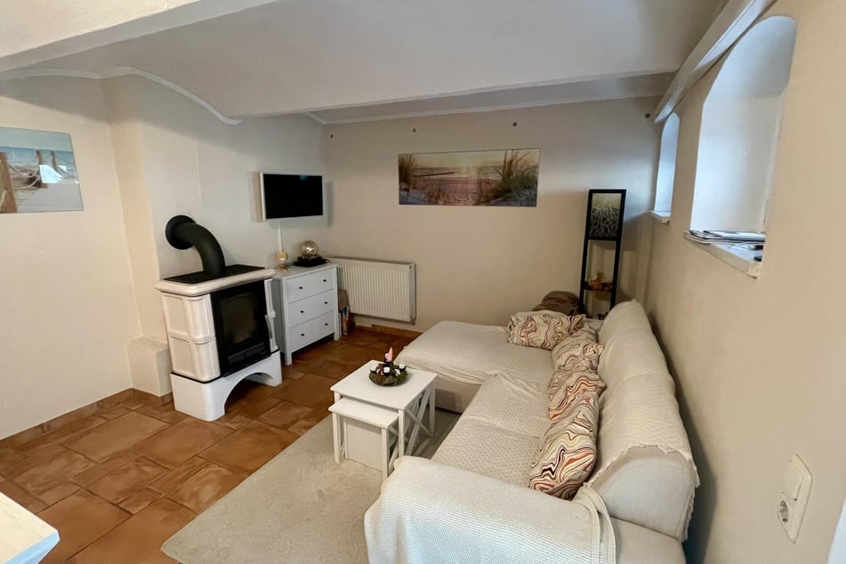 Besonders gemütlich wird es im Kaminzimmer – der perfekte Rückzugsort für entspannte Abende mit der Familie.