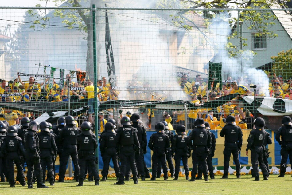 Das Derby zwischen Chemie Leipzig und Lok Leipzig endete am 7. Mai mit zahlreichen Verletzten – jetzt bekamen die Klubs dafür die Quittung.