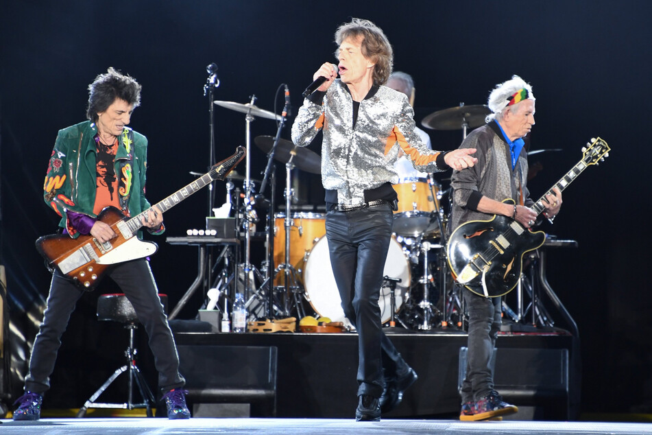Die Rolling Stones, Ron Wood (l-r), Mick Jagger, Charlie Watts (verdeckt) und Keith Richards stehen im Stadtpark auf der Bühne. Die Ticket-Affäre dauert auch vier Jahre nach dem Konzert an.