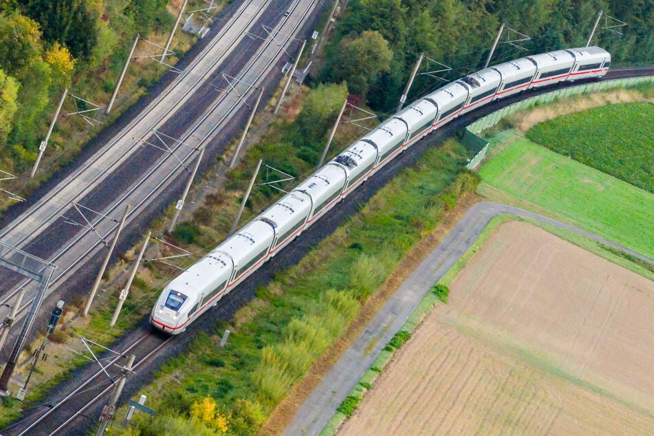 Die Deutsche Bahn soll von Grund auf erneuert werden - so zumindest das Ziel. (Archivfoto)