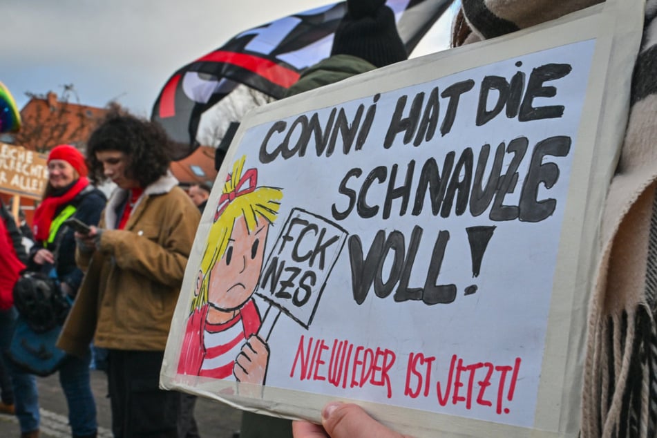 Die Kinderbuchfigur "Conni" wird derzeit ganz unterschiedlich genutzt. In diesem Fall gegen Nazis.