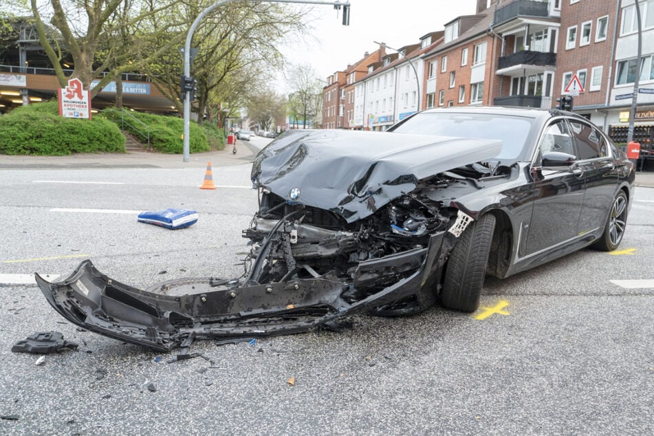BMW missachtet rote Ampel und rammt Mercedes: Fahrer lässt Verletzte zurück und flüchtet