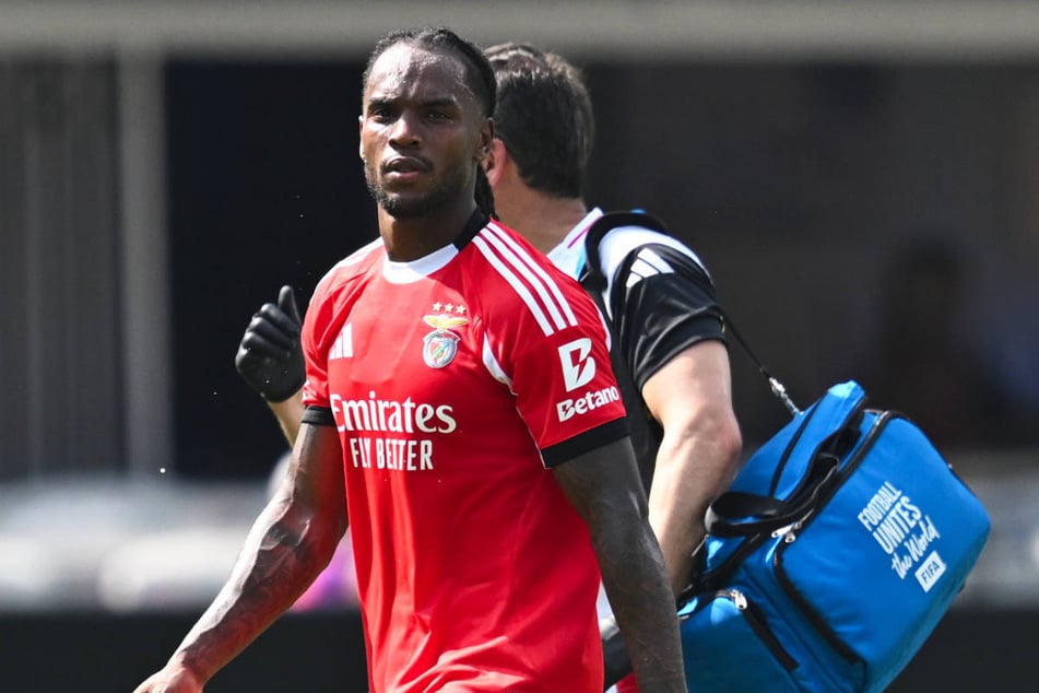 Renato Sanches (29) verlässt mit einem Betreuer das Spielfeld - ein Bild, das leider viel zu oft in seiner bisherigen Karriere zu sehen gewesen ist.