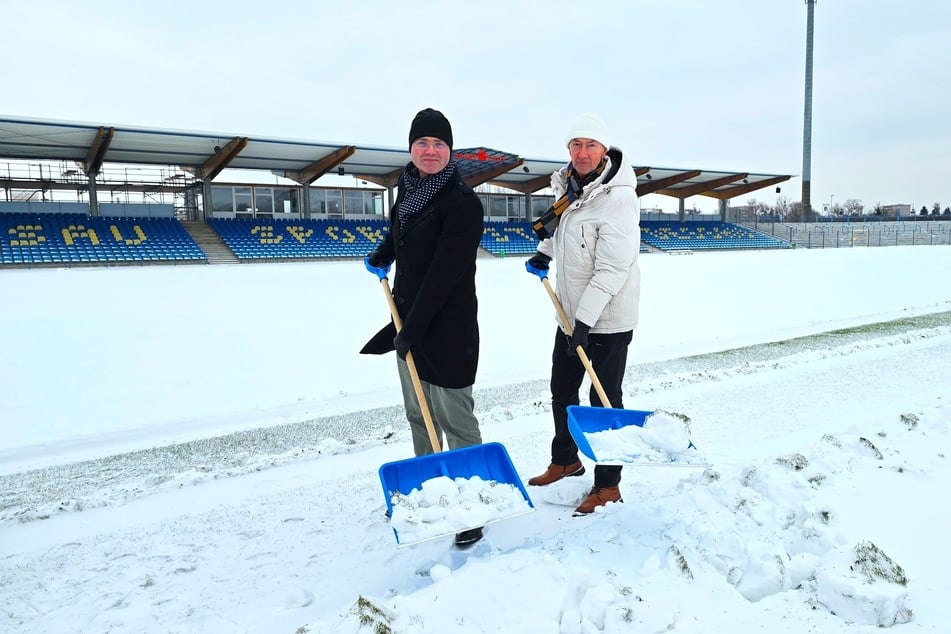 Der Oberbürgermeister Robert Reck (43, l.) nahm am Dienstag beim Probeschippen selbst schon mal den Schneeschieber in die Hand.