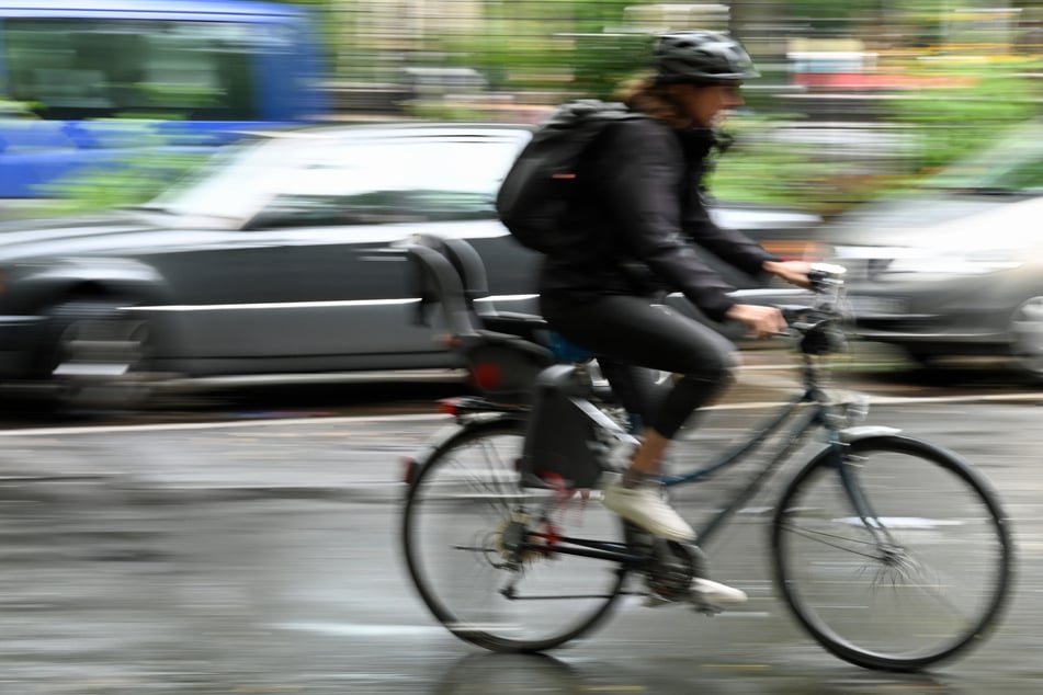 Mann mit Fahrrad auf dem Rücken entdeckt: Polizei hat eine Vermutung