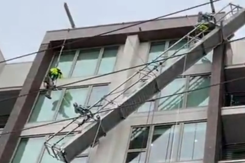 Gerüst versagt: Bauarbeiter hängen plötzlich an Hochhaus-Fassade
