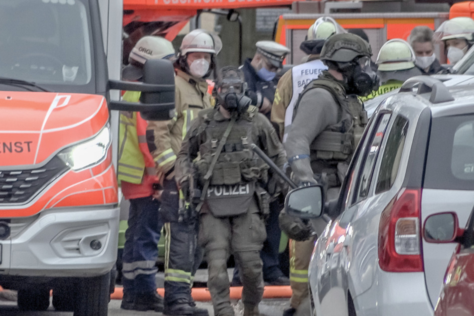 Rettungsdienst, Feuerwehr und das SEK beim Einsatz in Baden-Baden.