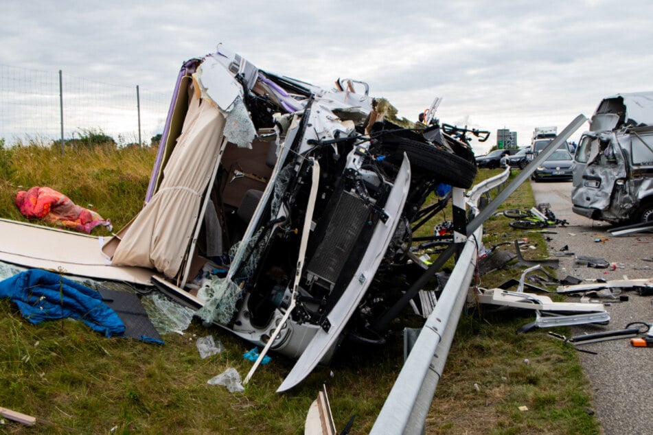 Das beteiligte Wohnmobil blieb völlig zerstört neben der Fahrbahn liegen. Beide Insassen wurden schwer verletzt.