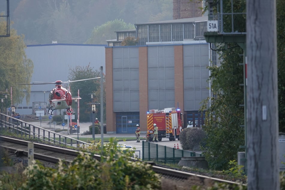 Rettungshubschrauber fliegen die Verunglückten aus.