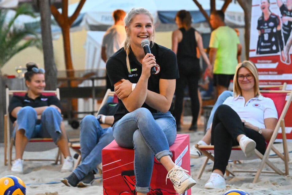 Gute Laune: Neuzugang Hester Jasper (22) bei der Teampräsentation vor den Dresdner Fans.