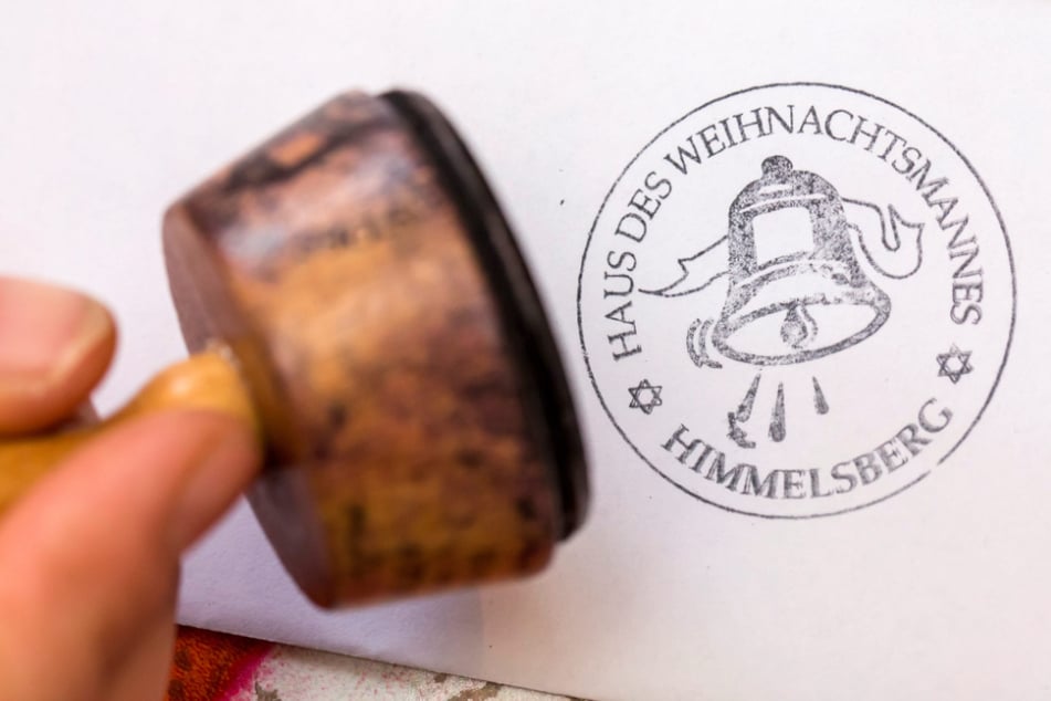 Der Weihnachtsmann stempelt im Weihnachtspostamt in Himmelsberg einen Brief ab. (Archiv)