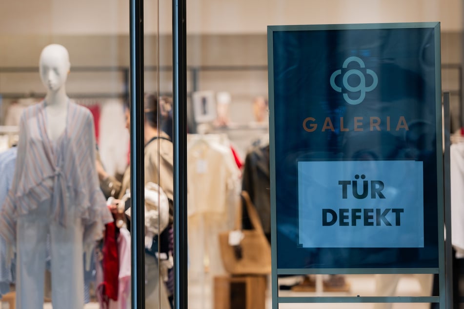 Beschäftigte des Warenhausunternehmens Galeria können auf Insolvenzgeld hoffen.