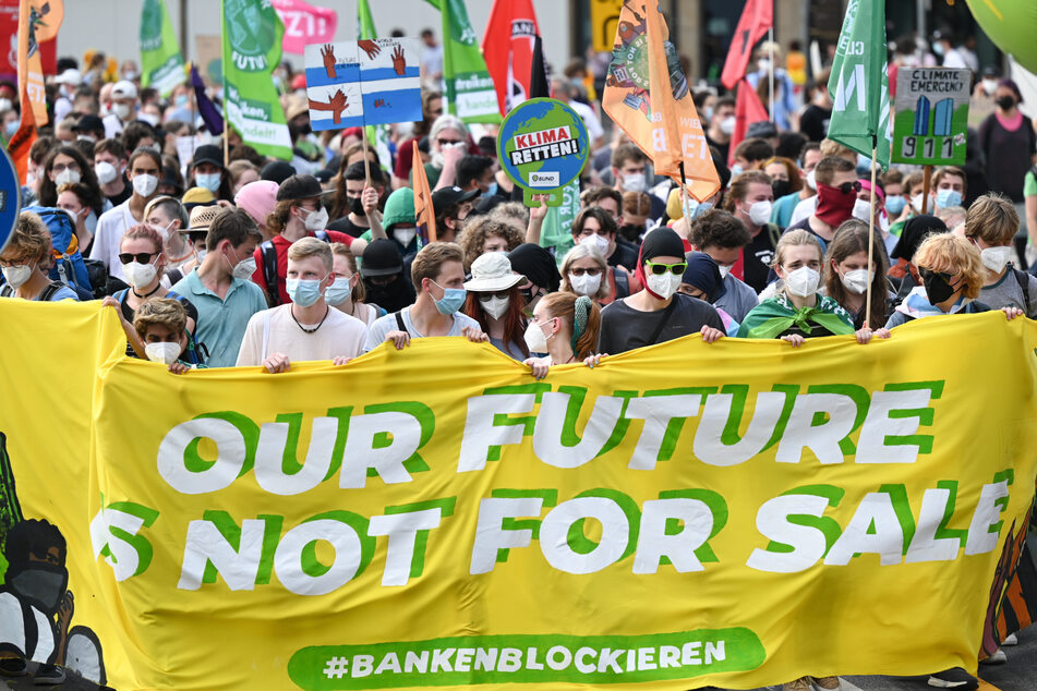 Demonstranten bei einem zentralen Klimastreik von Fridays for Future in Frankfurt am Main.
