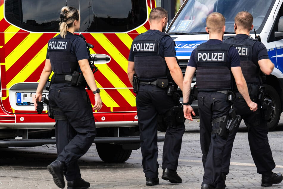 Die Polizei sucht seit Donnerstagvormittag nach dem Straftäter. (Symbolbild)