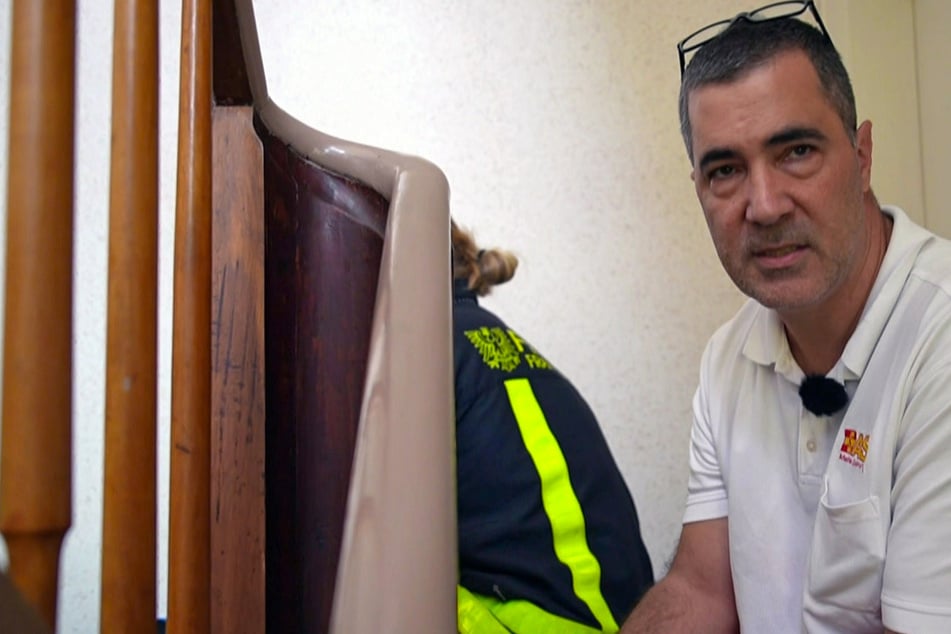 Wochenlang toter Mann aus Wohnung geholt: "Da liegt er, oha"