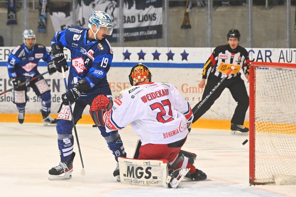 Solche Chancen hatte Niklas Postel (26) in der Vergangenheit genug. Die Scheibe sprang oft, wie gegen Crimmitschaus Goalie Michel Weidekamp (27), an den Pfosten.