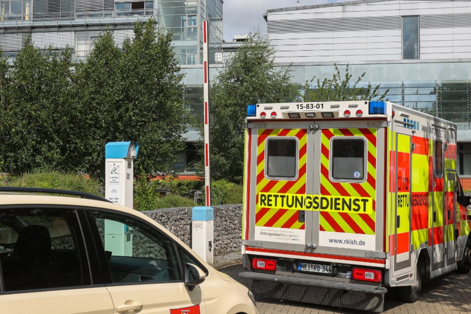 Zwei Klinik-Mitarbeiter niedergestochen: Polizei sorgt für großes Aufatmen