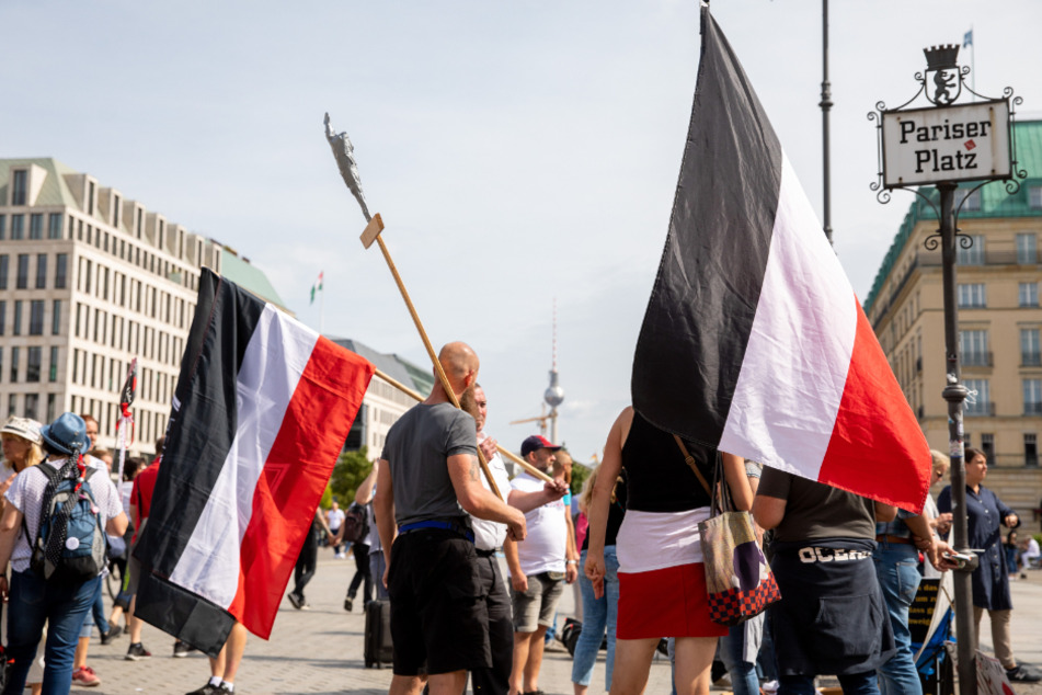 Zuletzt war die Reichsflagge durch die große Anti-Coronamaßnahmen-Demo in Berlin in den Fokus geraten.