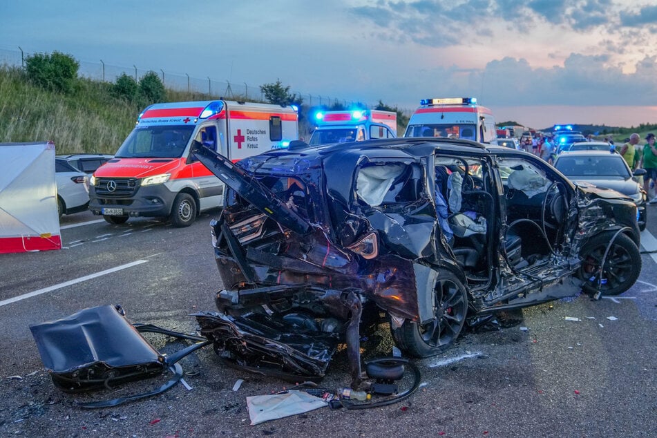 Unfall A6: Heftiger Unfall auf der A6: Sieben Kinder und zwei Erwachsene schwer verletzt