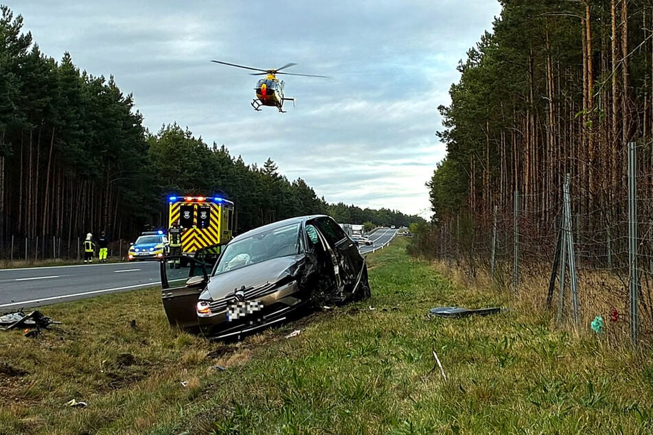 B96 bei Hoyerswerda: Ein Rettungshubschrauber flog den Unfallort an.