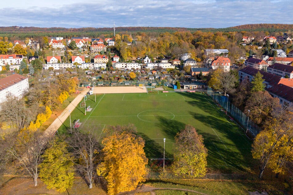In einem Wohngebiet im Dresdner Nordwesten liegt der Rasenplatz samt Vereinsheim.